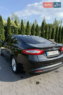 Седан Ford Fusion 2012 в Надворной