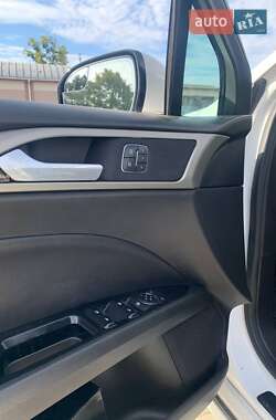 Седан Ford Fusion 2013 в 