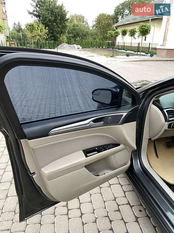 Седан Ford Fusion 2016 в Острозі
