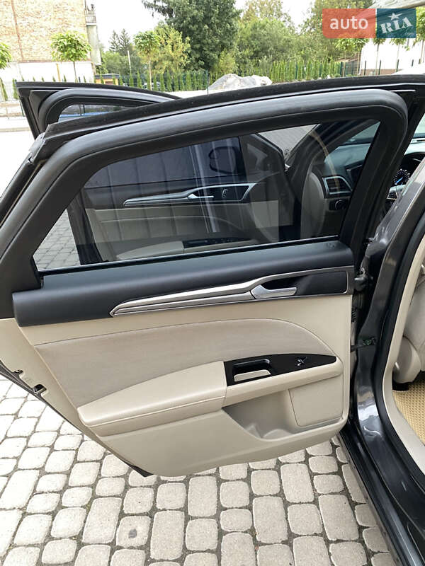 Седан Ford Fusion 2016 в Острозі