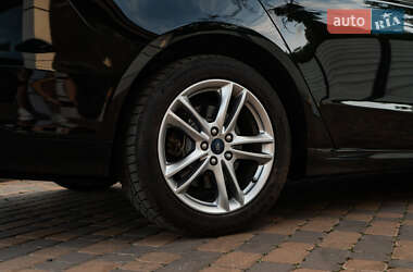 Седан Ford Fusion 2015 в 