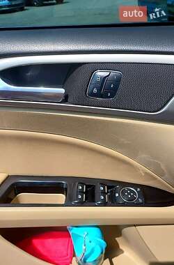 Седан Ford Fusion 2016 в 