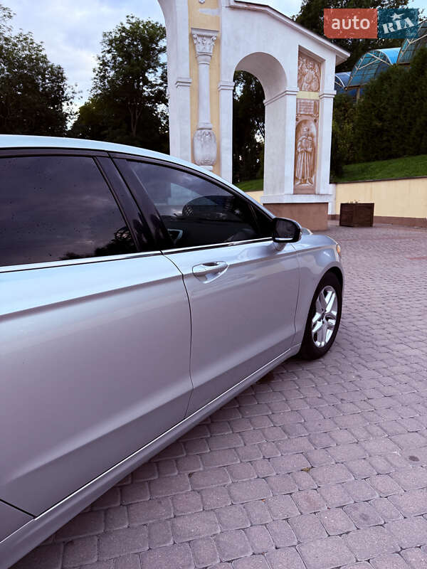 Седан Ford Fusion 2014 в Острозі