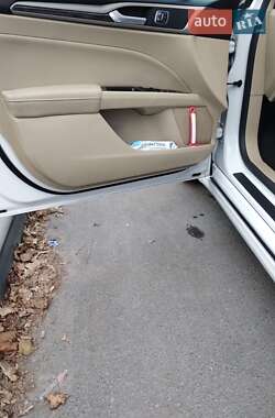 Седан Ford Fusion 2013 в 