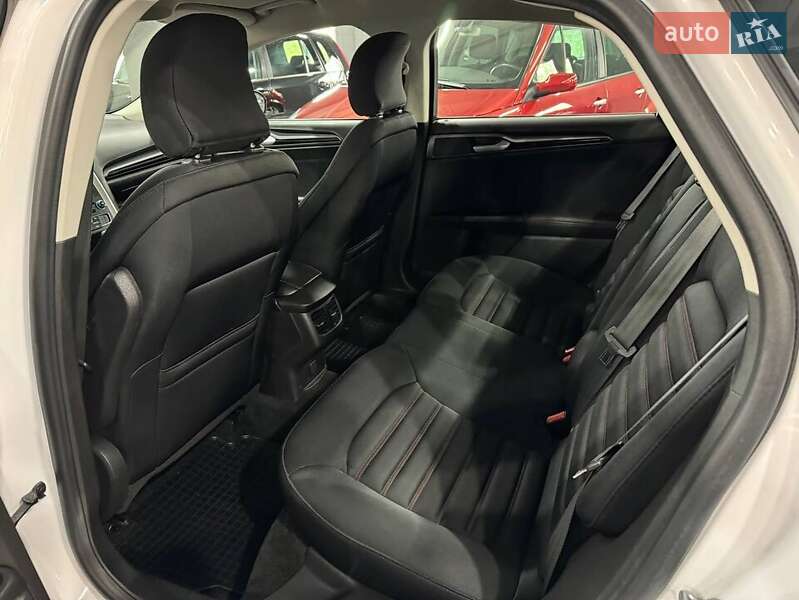Седан Ford Fusion 2015 в Львові