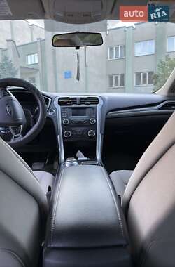 Седан Ford Fusion 2016 в 