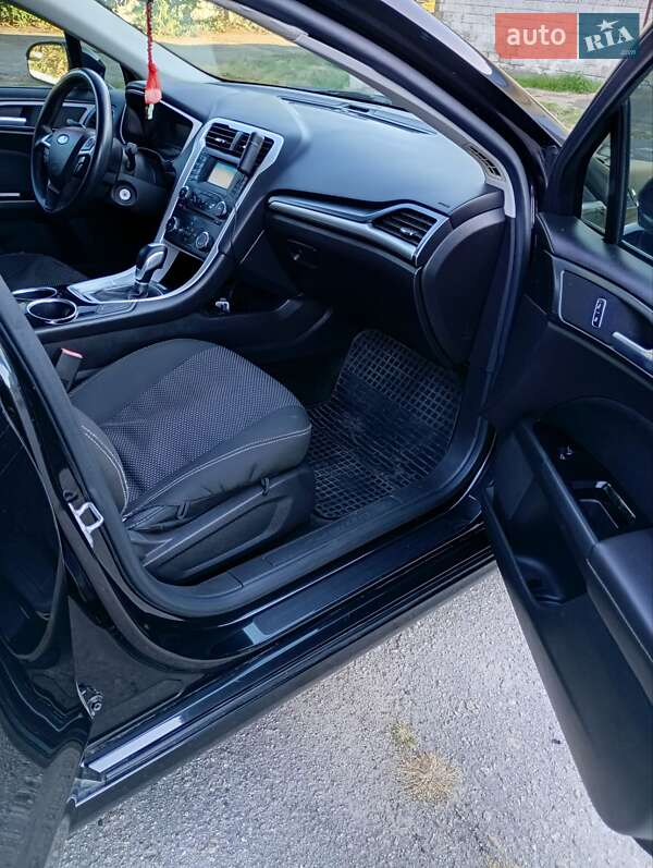 Седан Ford Fusion 2013 в Глобиному