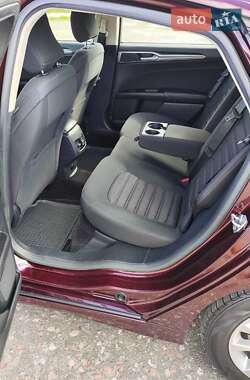 Седан Ford Fusion 2016 в 