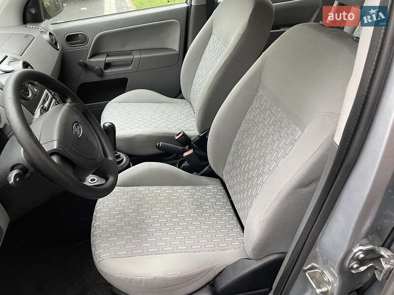 Хэтчбек Ford Fusion 2005 в Косове