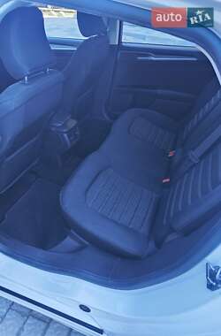 Седан Ford Fusion 2015 в 