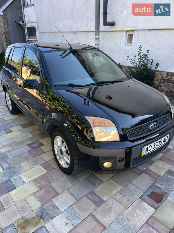 Хэтчбек Ford Fusion 2008 в 