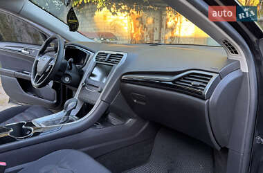 Седан Ford Fusion 2013 в 