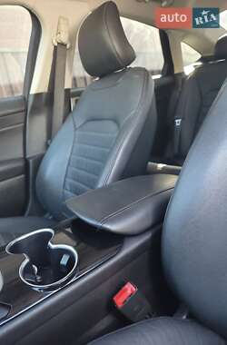 Седан Ford Fusion 2015 в 