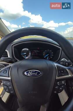Седан Ford Fusion 2016 в 