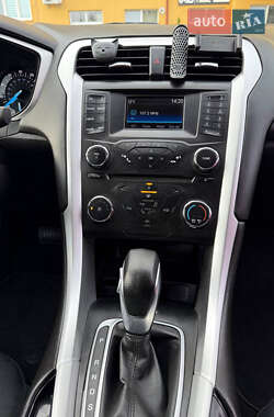 Седан Ford Fusion 2015 в 