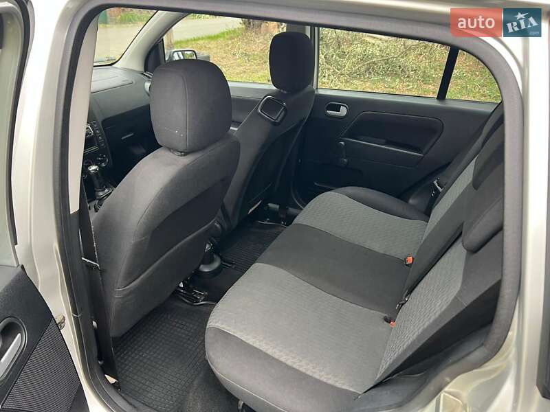 Хетчбек Ford Fusion 2004 в Дніпрі