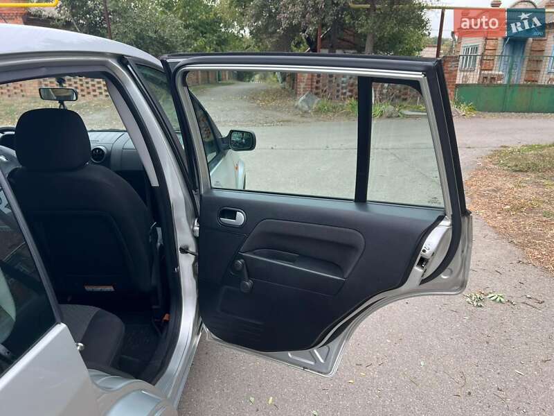 Хетчбек Ford Fusion 2004 в Дніпрі
