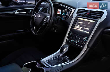 Седан Ford Fusion 2016 в 