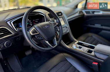 Седан Ford Fusion 2017 в 