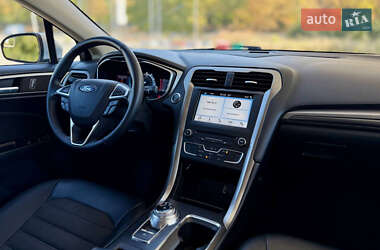 Седан Ford Fusion 2017 в 