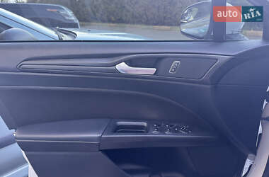 Седан Ford Fusion 2017 в 