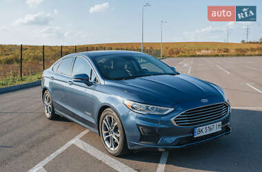 Седан Ford Fusion 2018 в 