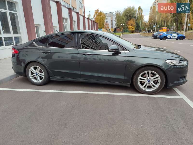 Седан Ford Fusion 2015 в Вишневом