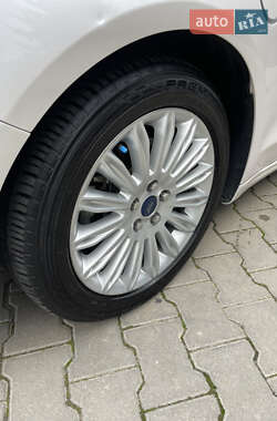 Седан Ford Fusion 2015 в 