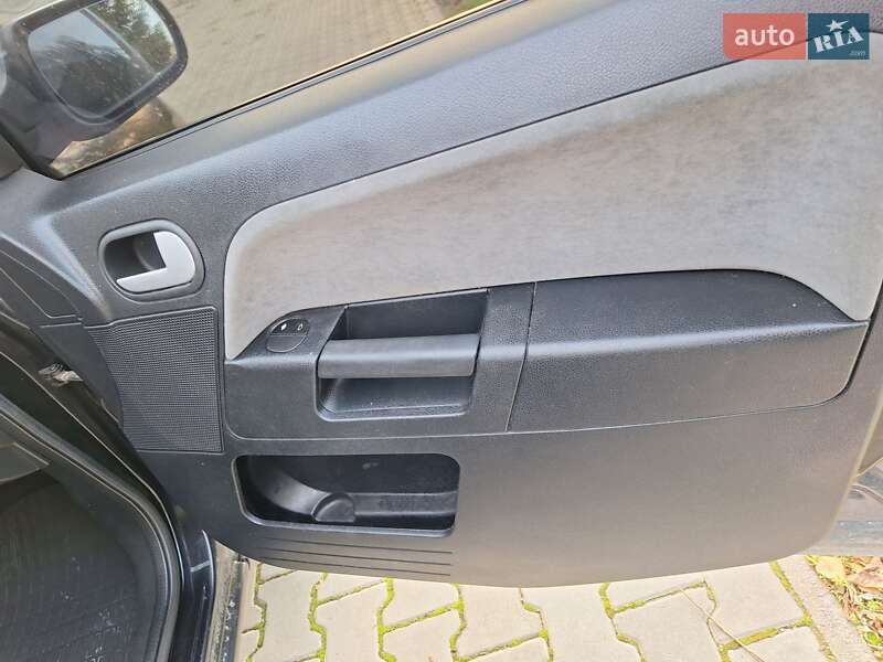Хетчбек Ford Fusion 2004 в Чернівцях