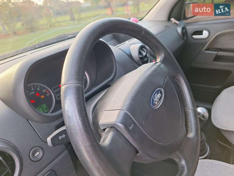 Хетчбек Ford Fusion 2004 в Чернівцях
