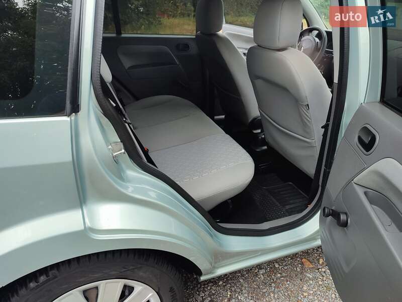 Хэтчбек Ford Fusion 2003 в Ямполе