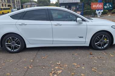 Седан Ford Fusion 2015 в 