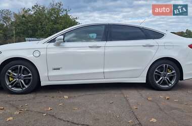 Седан Ford Fusion 2015 в 
