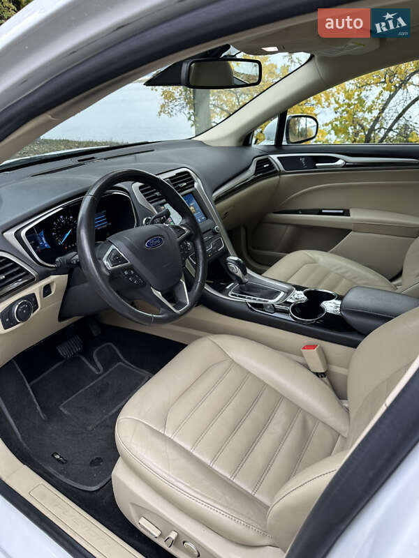 Седан Ford Fusion 2015 в Українці
