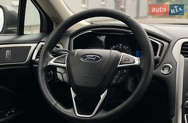 Седан Ford Fusion 2017 в 