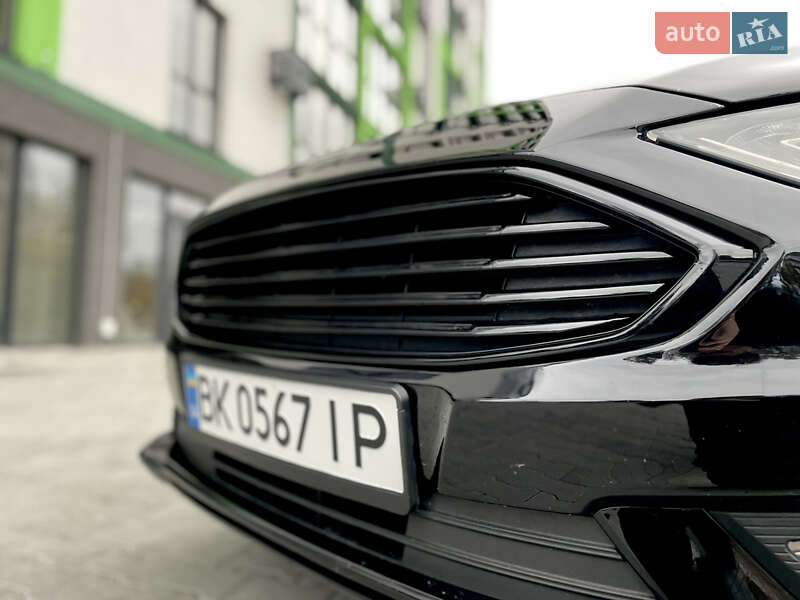 Седан Ford Fusion 2018 в Вараші