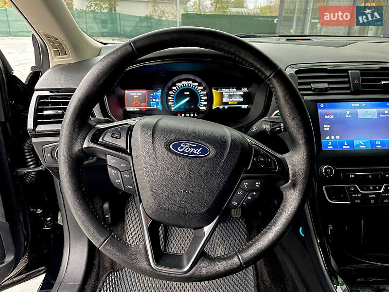 Седан Ford Fusion 2018 в Вараші