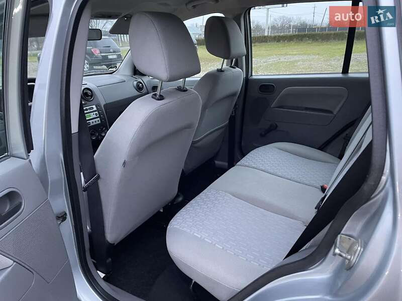 Хэтчбек Ford Fusion 2005 в Косове