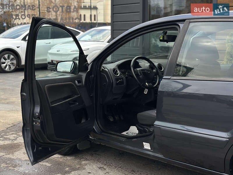 Хэтчбек Ford Fusion 2010 в Шептицькому