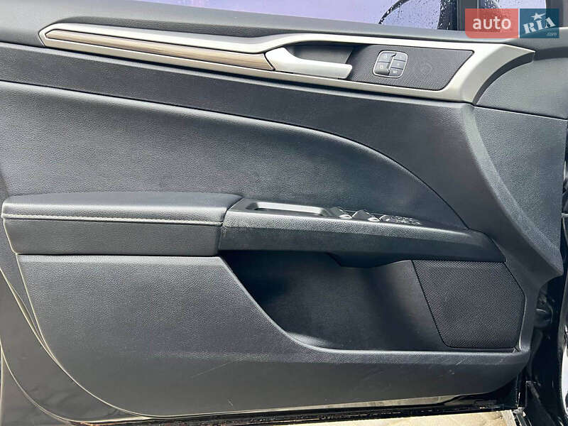 Седан Ford Fusion 2018 в Львові