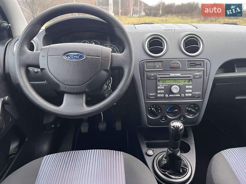 Хэтчбек Ford Fusion 2006 в Звягеле