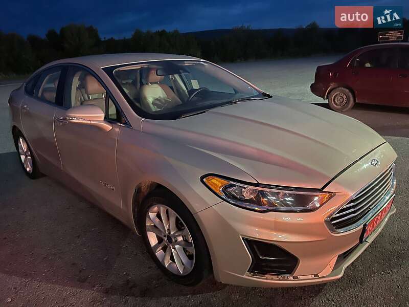 Седан Ford Fusion 2019 в Апостоловому