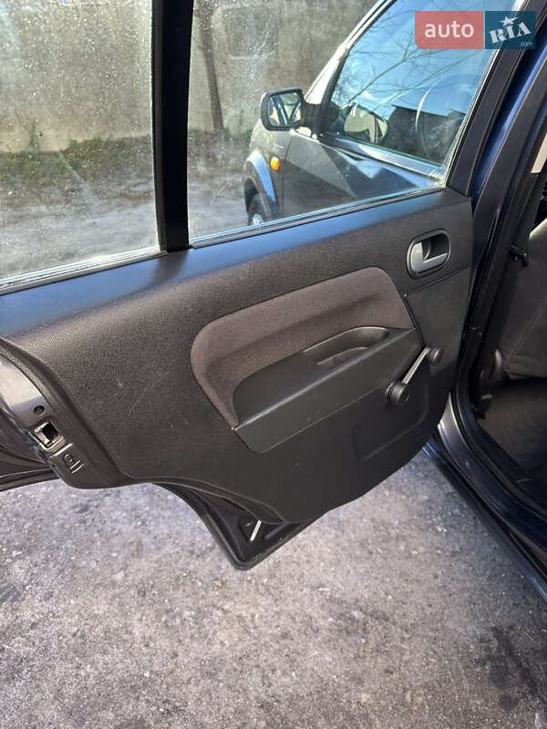 Хэтчбек Ford Fusion 2007 в Хороле