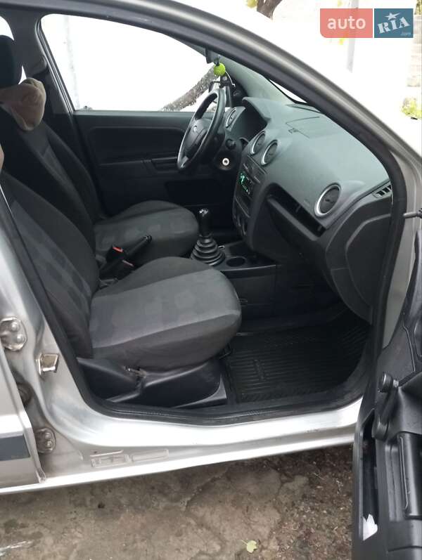 Хэтчбек Ford Fusion 2007 в Окнах фото 10 Хэтчбек Ford Fusion 2007 в Окнах