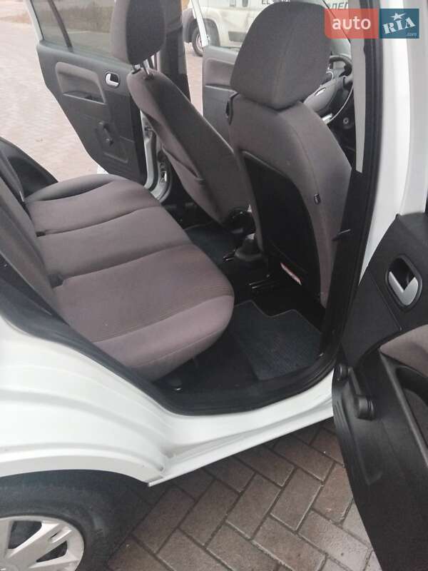 Хэтчбек Ford Fusion 2009 в Тячеве