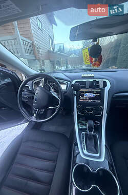 Седан Ford Fusion 2016 в Яремче