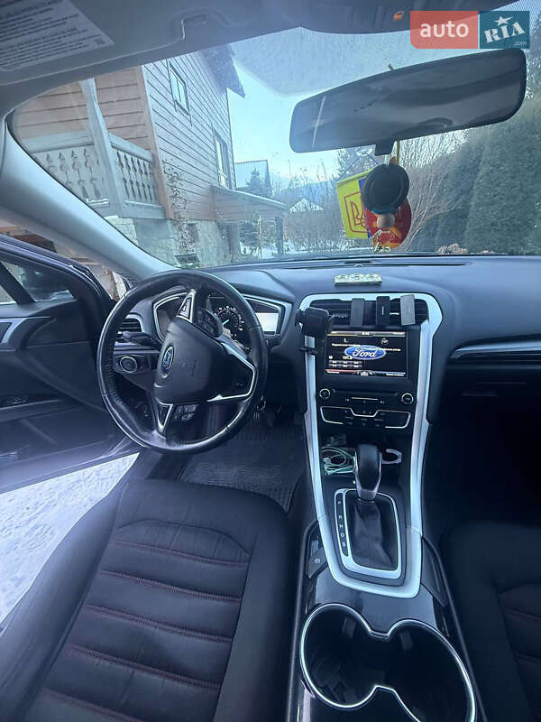 Седан Ford Fusion 2016 в Яремче