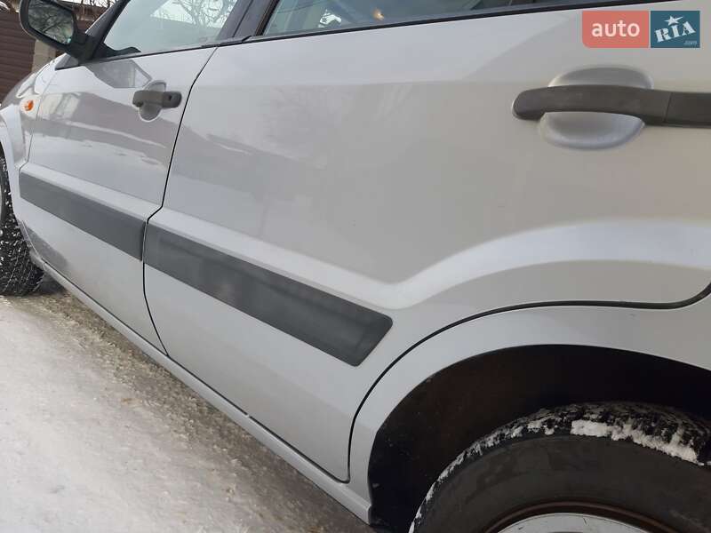 Хетчбек Ford Fusion 2005 в Хоролі