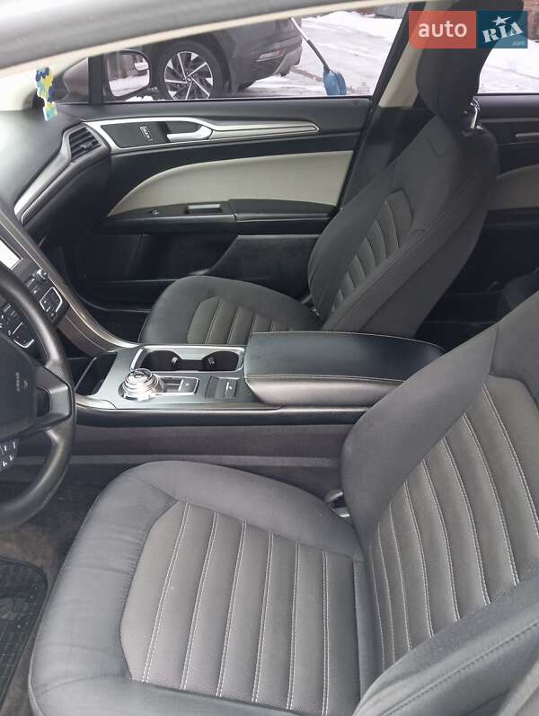 Седан Ford Fusion 2016 в Валках