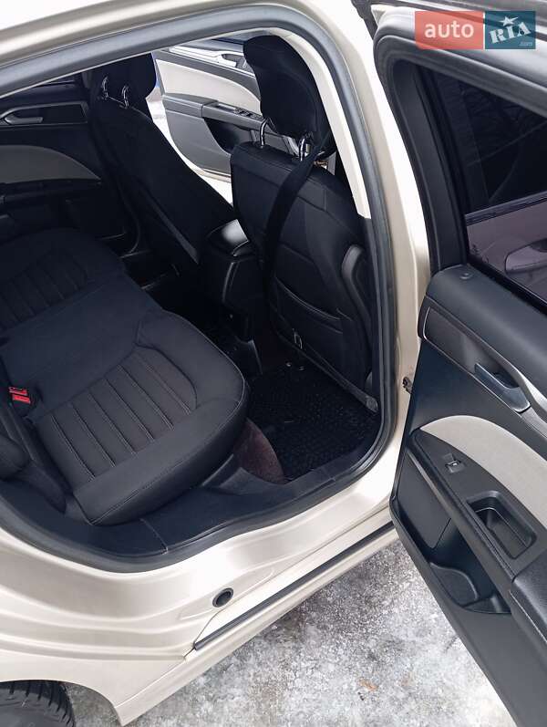 Седан Ford Fusion 2016 в Валках